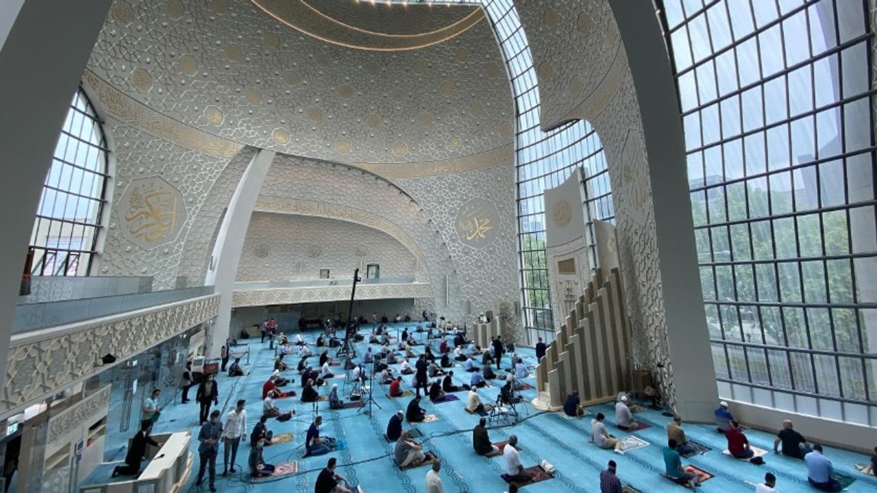 Almanya'daki DİTİB camilerinde Ramazan’da 8 rekat teravih kılınacak