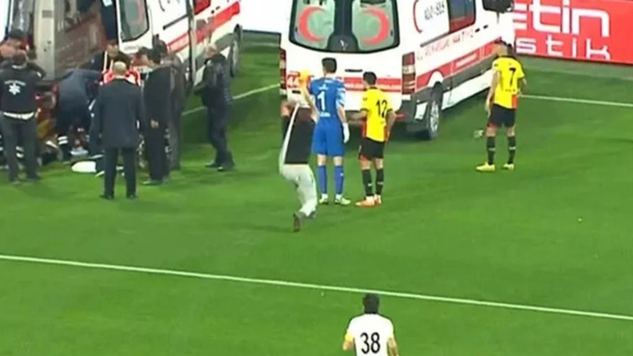 Göztepe-Altay maçında saha karıştı! Taraftar sopayla kaleciye vurdu!