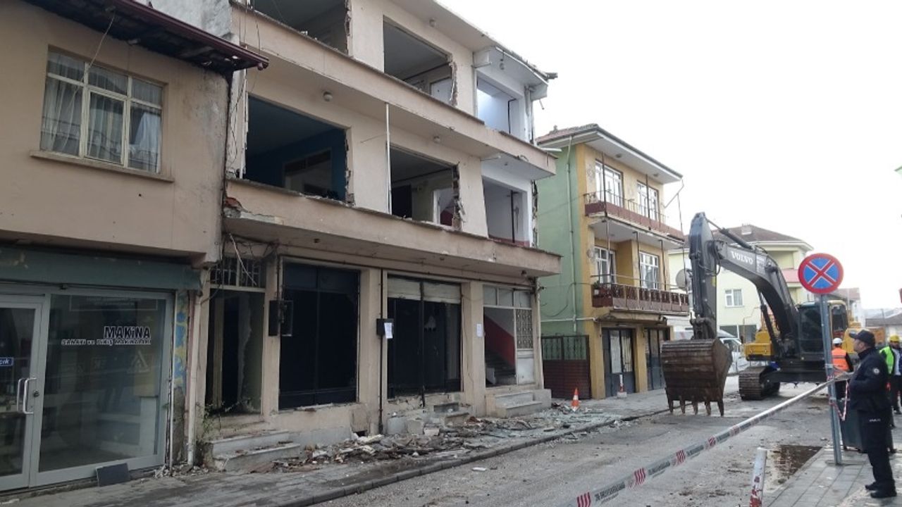 Düzce’de acil yıkım kararı verilen binaların yıkımına başlandı