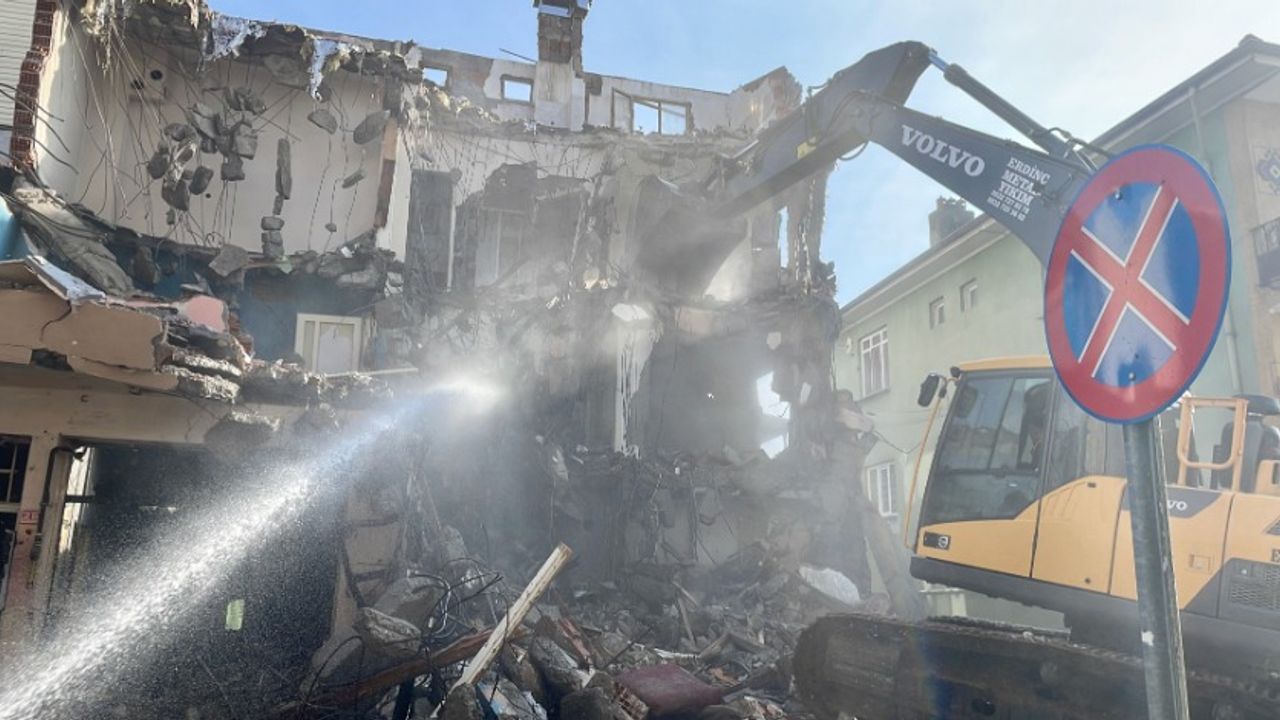 Düzce'de tahliye işlemleri biten binalarda yıkım çalışmaları sürüyor