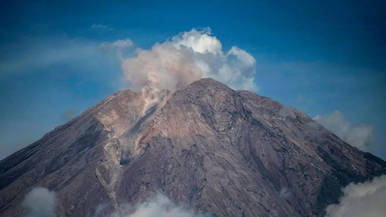 Endonezya'da Semeru Yanardağı lav püskürttü