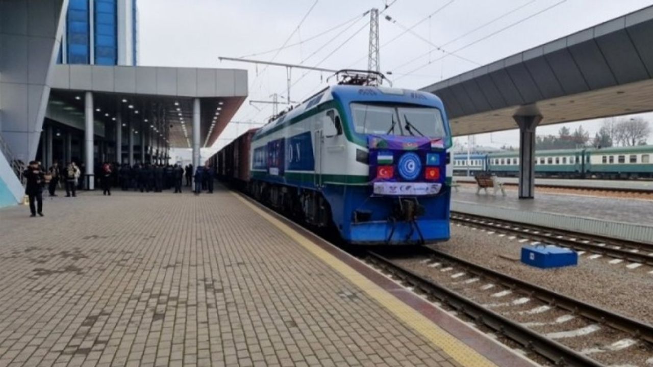 İzmir'den yola çıkan ilk kargo treni Taşkent'e ulaştı