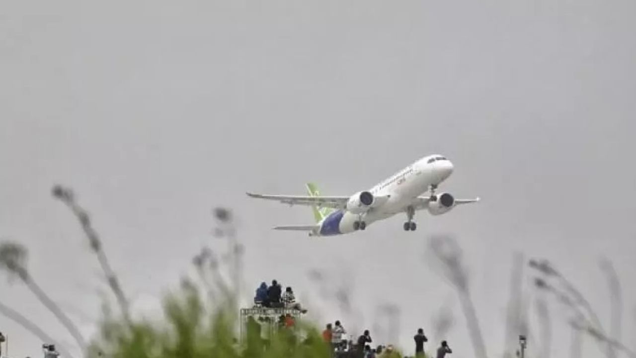 Çin'in yerli yolcu uçağı "C919"un ilk teslimatı yapıldı