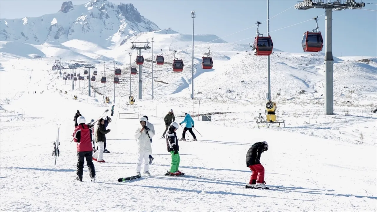 Erciyes Kış Sporları ve Turizm Merkezi'nde kayak sezonu başladı