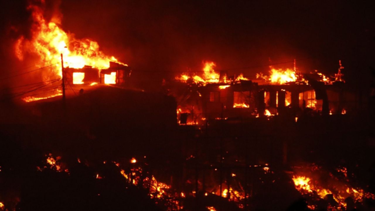 O ülkede orman yangınları yayılıyor! Yüzlerce ev alev altında...