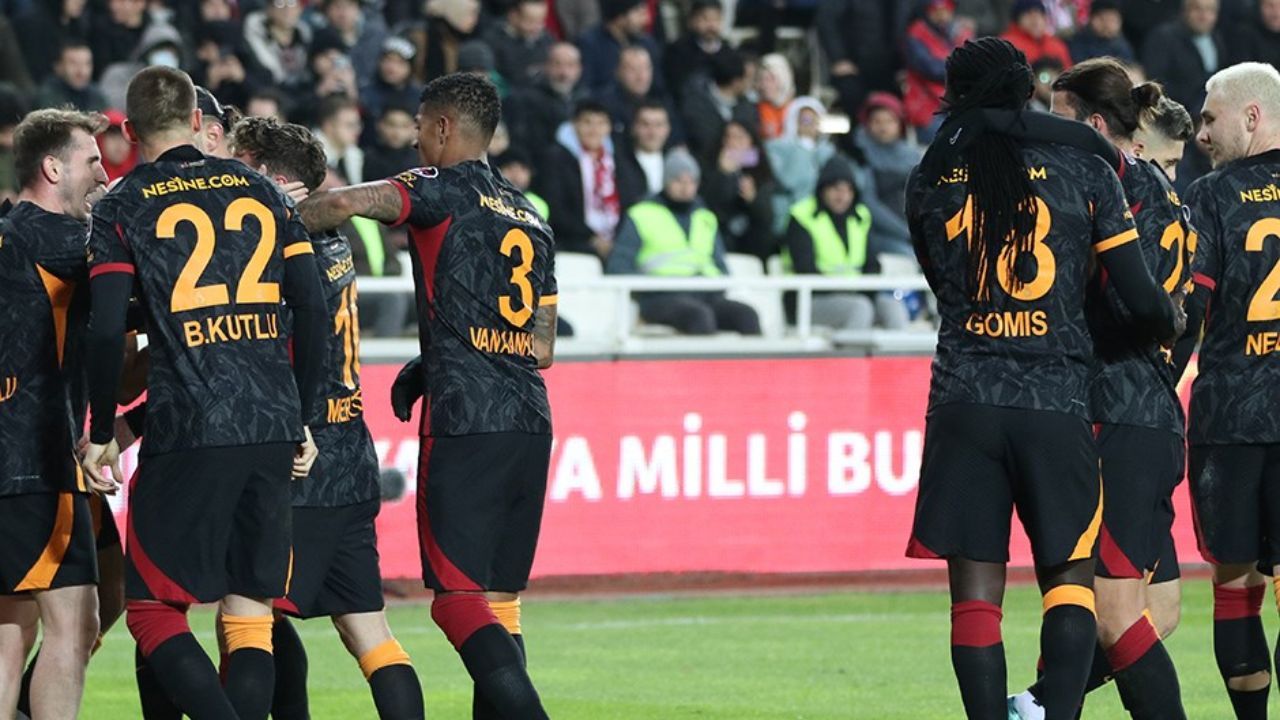Sivasspor-Galatasaray maçı sonrası Fenerbahçe'den tepki: Futbolda kapkara gece