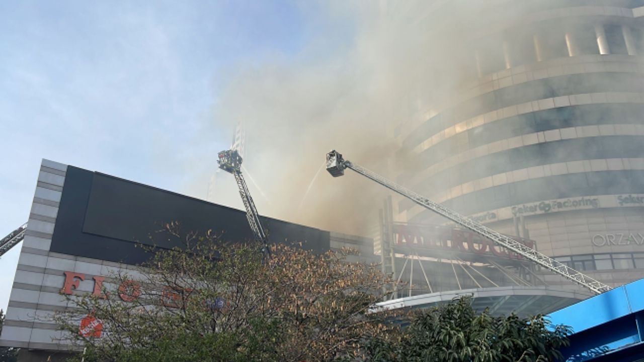 İstanbul'da AVM yangını: Müdahale sürüyor