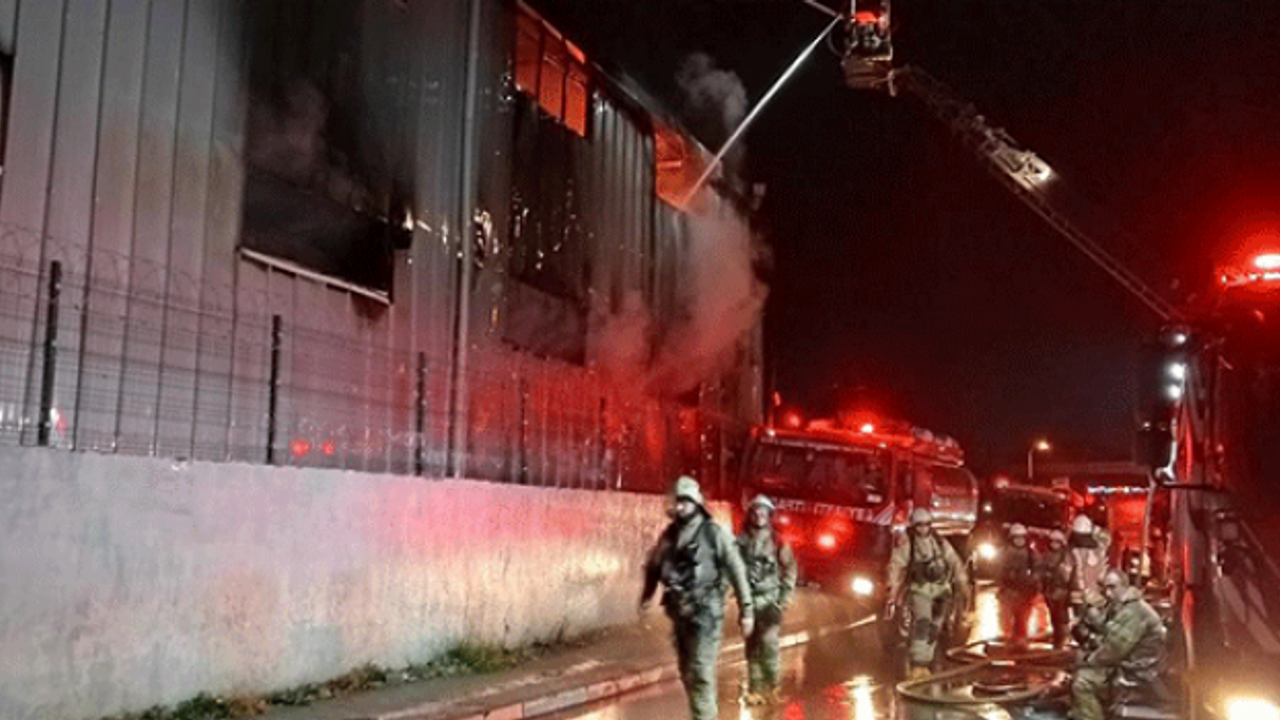 İstanbul'da dev fabrika kül oldu