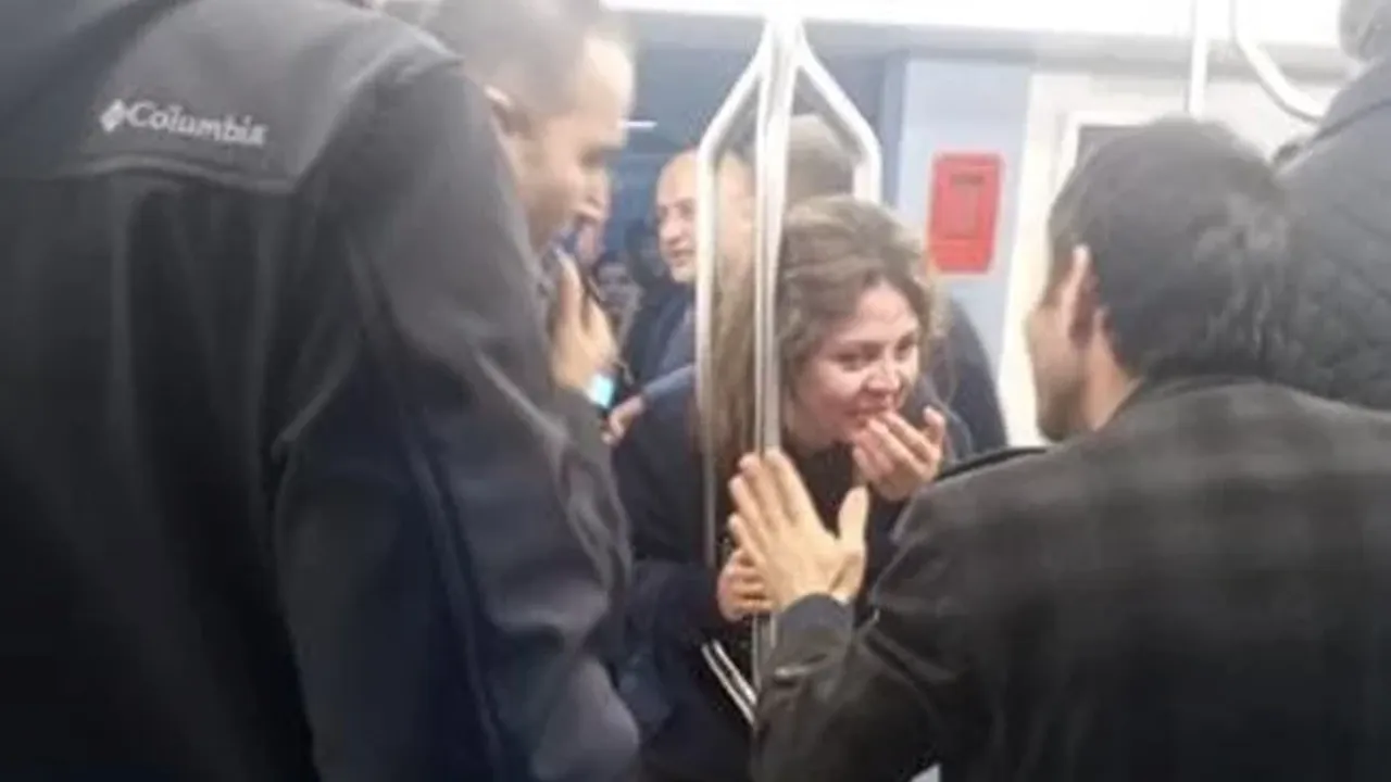 Metroda tutunma direklerine kafası sıkışan kadını itfaiye kurtardı