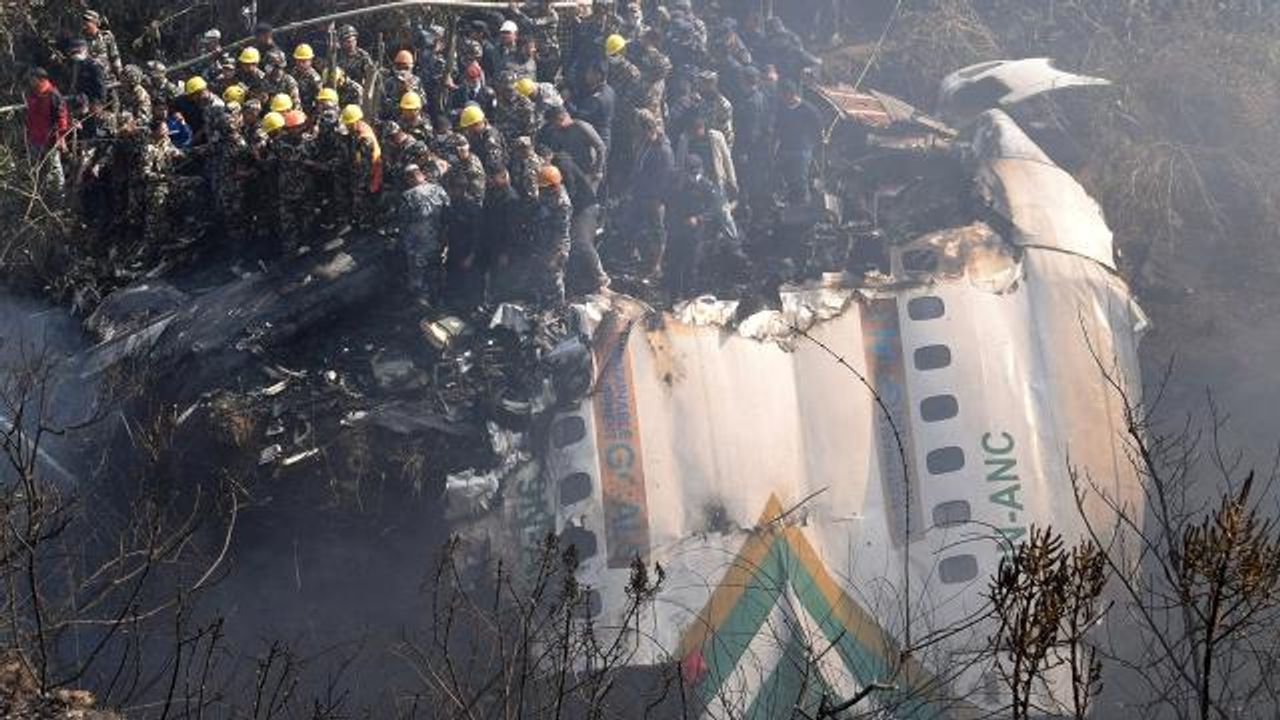 Nepal'de yolcu uçağının düşme anı canlı yayında görüntülendi
