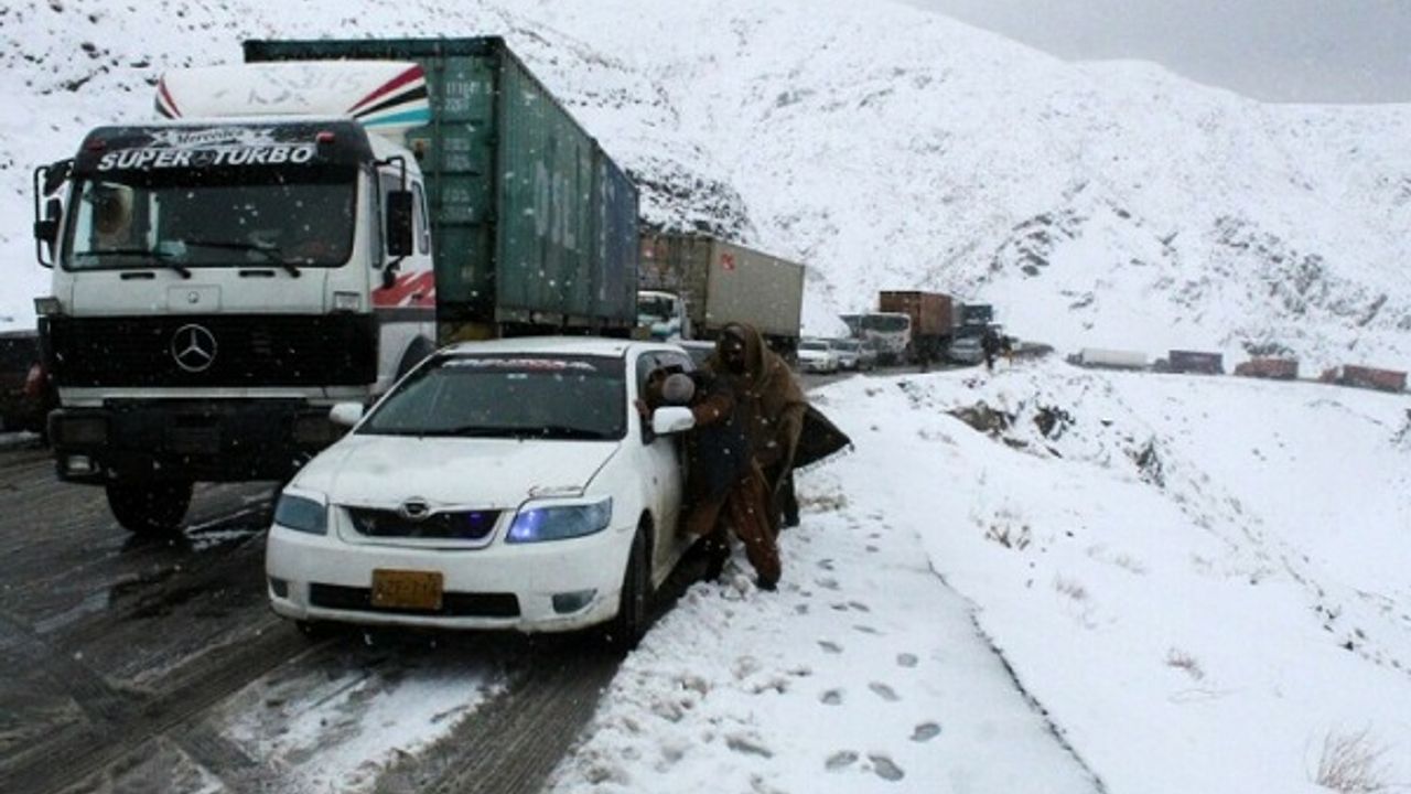 Pakistan'da acil durum ilan edildi! Kar esareti yaşanıyor