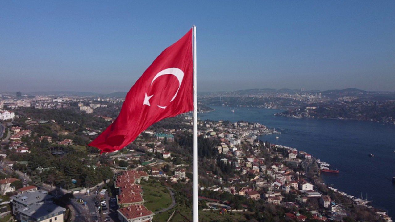 En büyük Türk bayrağı göndere çekiliyor!