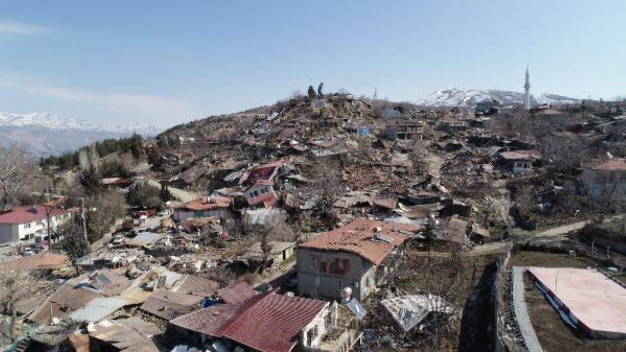 Neredeyse tüm evlerin yıkıldığı köyde bir tek o ayakta kaldı