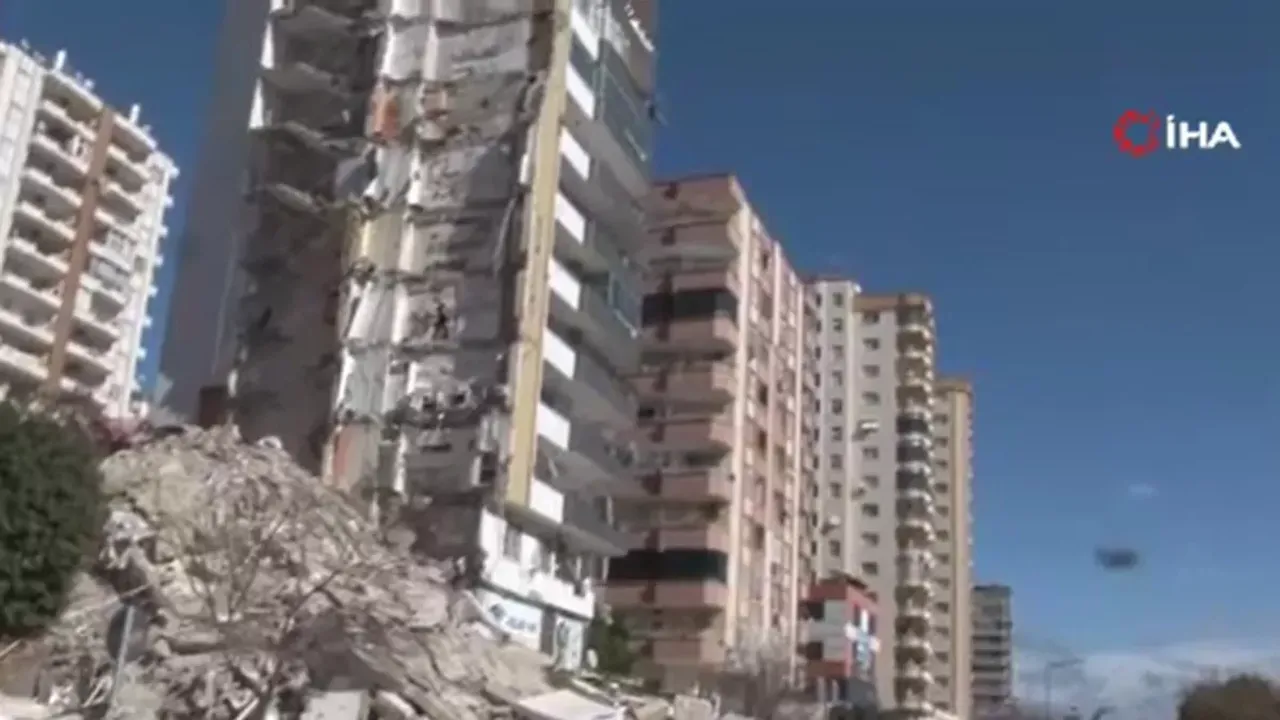 Yeni deprem 12 katlı binayı yıktı