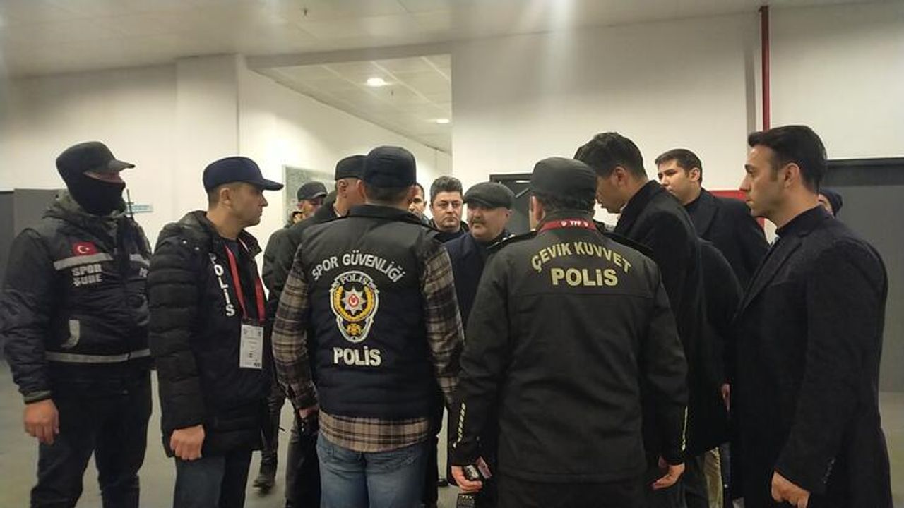 Bursaspor-Diyarbakırspor maçında açılan pankartlar nedeniyle 4 kişiye gözaltı kararı
