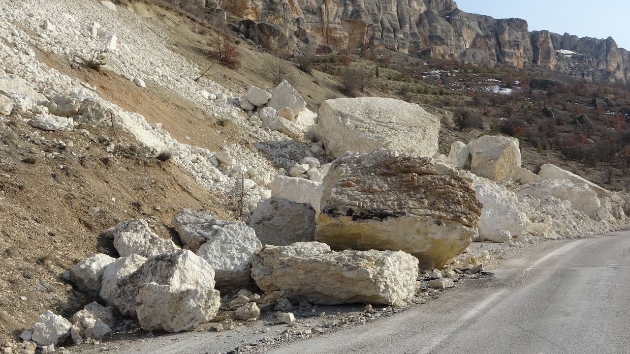 Deprem, Malatya'da dağları yerinden oynattı