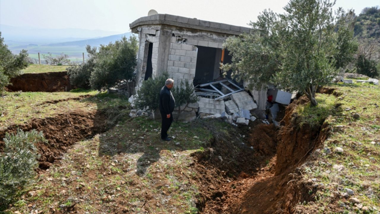 Depremde 2,5 metre toprağa gömüldü... Görenler gözlerine inanamadı