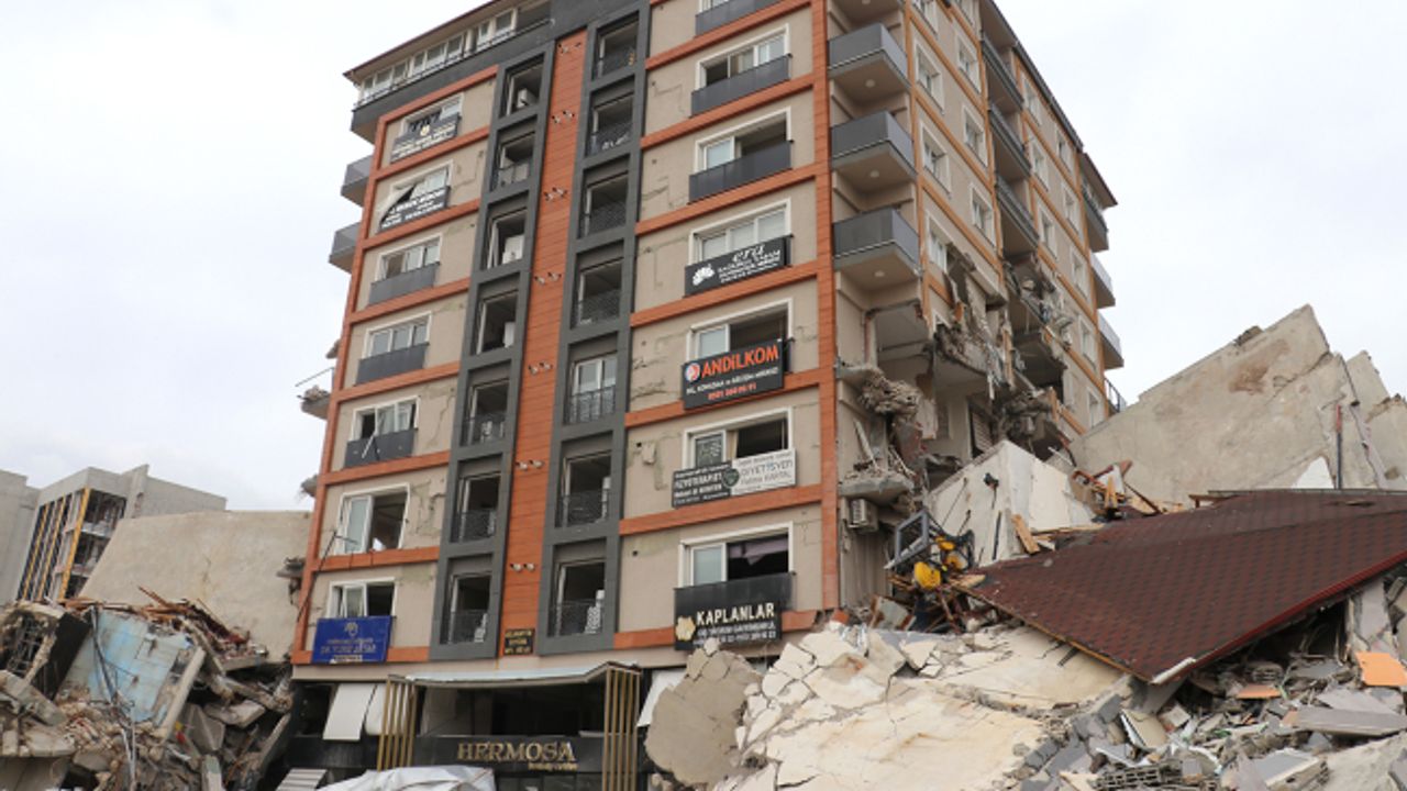 Üzerine 3 bina yıkılan apartman ayakta kaldı