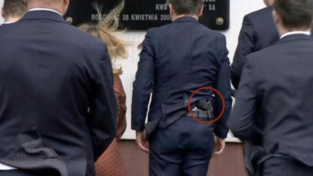 O ülkenin Adalet Bakanı belinde silahla görüntülendi