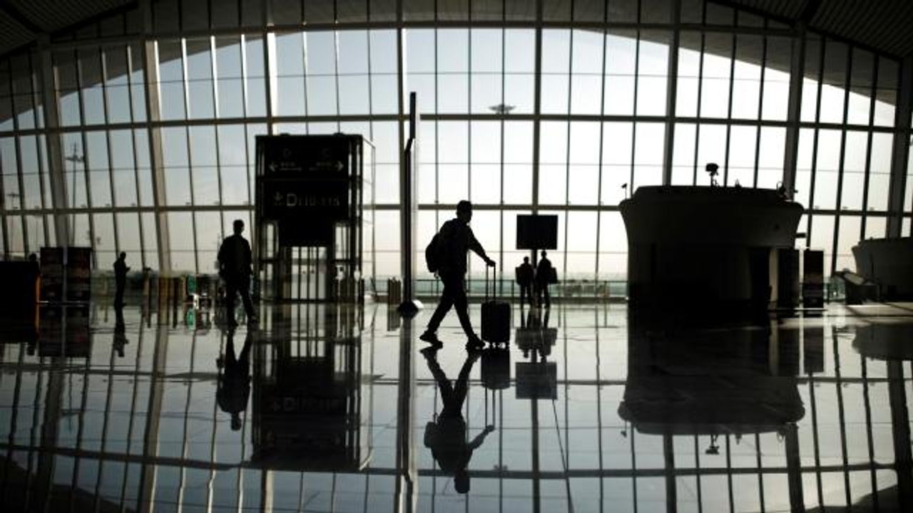 Almanya’da 4 havalimanında yapılan uyarı grevleri sebebiyle yüzlerce uçuş iptal oldu