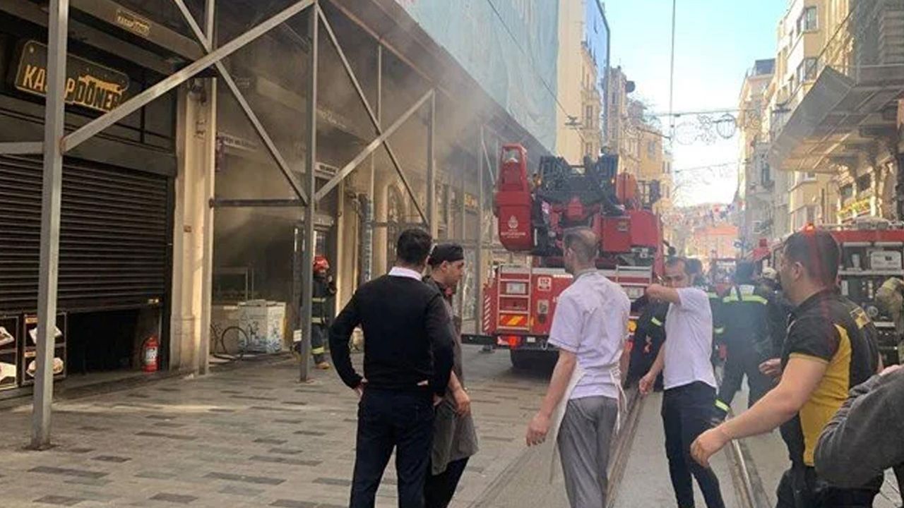İstiklal Caddesi'nde yangın! Alevler kiliseye sıçradı