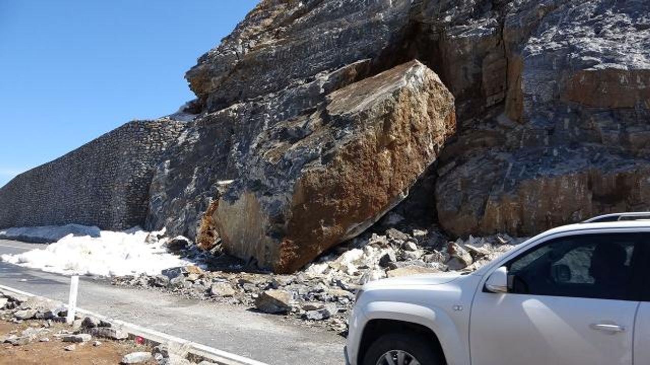Yola düşen kayalar Bitlis-Tatvan kara yolunda ulaşımı aksattı