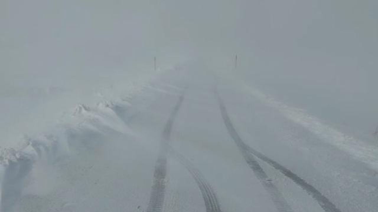 Kağızman-Ağrı kara yolu yoğun kar nedeniyle ulaşıma kapandı