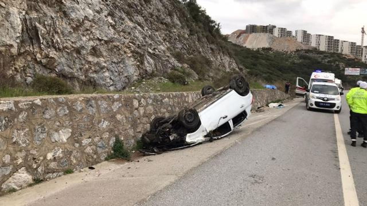 İzmir'de trafik kazası: 2 ölü, 1 yaralı