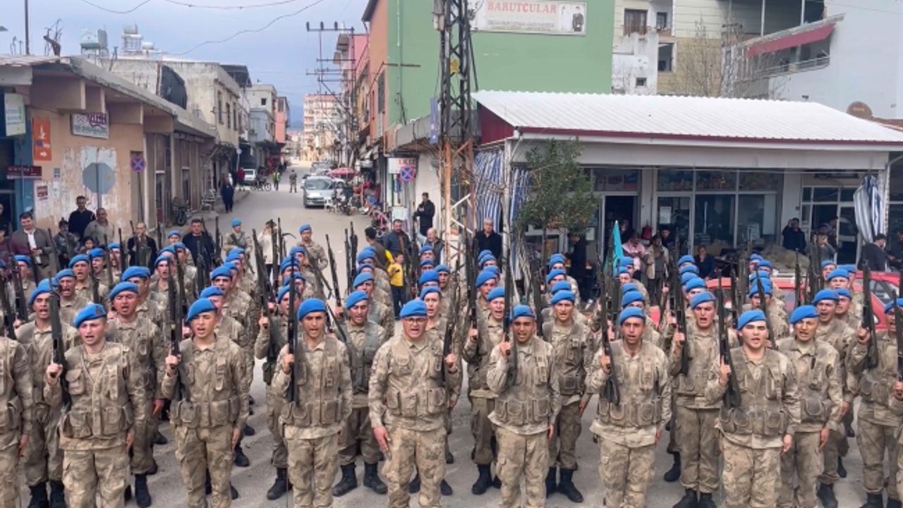 Hatay'daki askerler kentten komando marşıyla ayrıldı