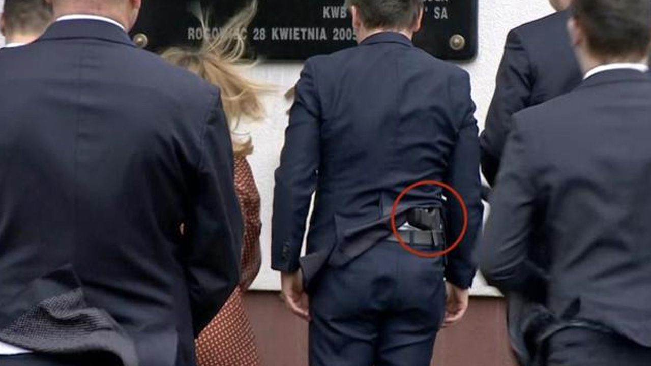 Polonyalı bakan belinde silahla görüntülendi