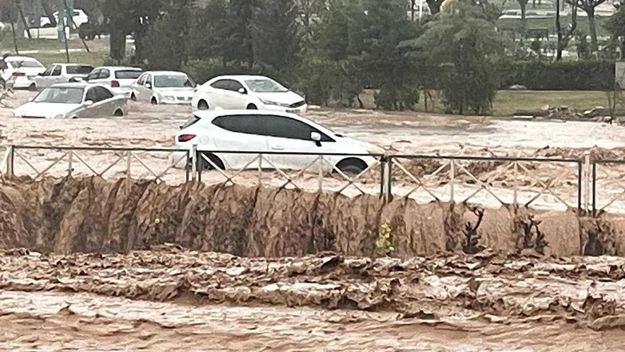 Şanlıurfa'yı sel vurdu: 4 kişi hayatını kaybetti, 2 itfaiye eri kayıp