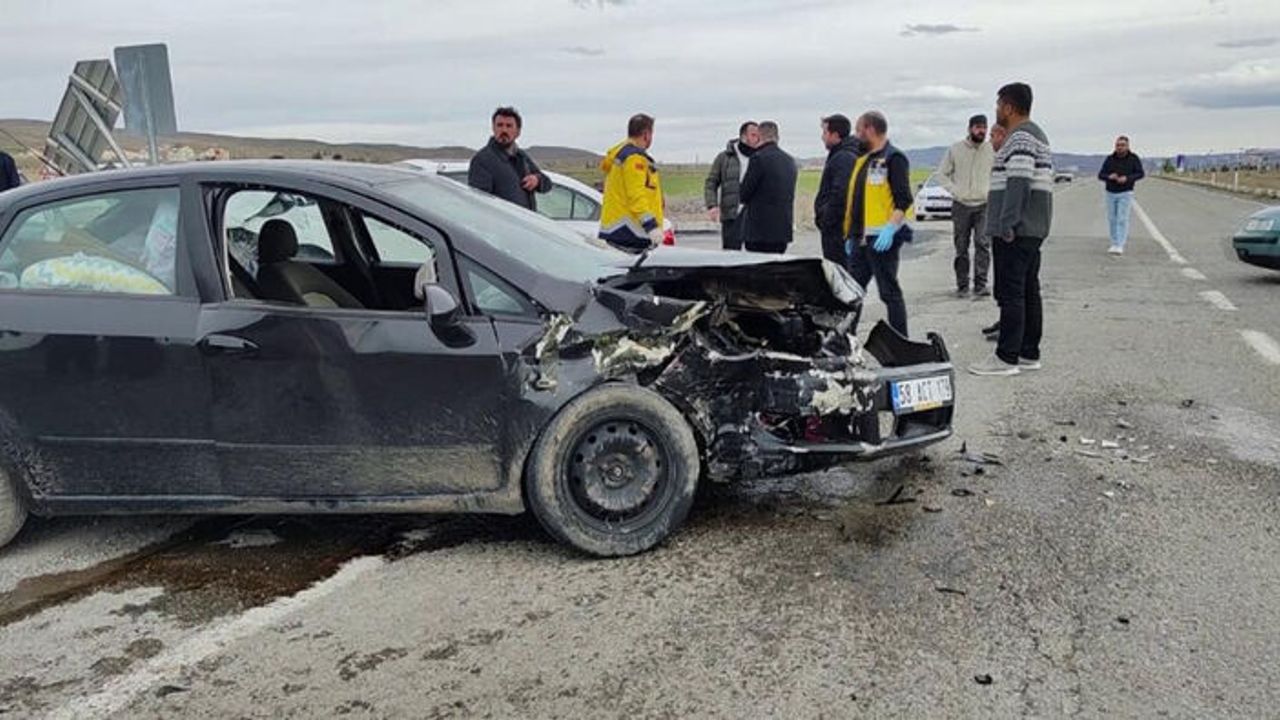 Sivas'ta iki otomobil çarpıştı: 6 yaralı