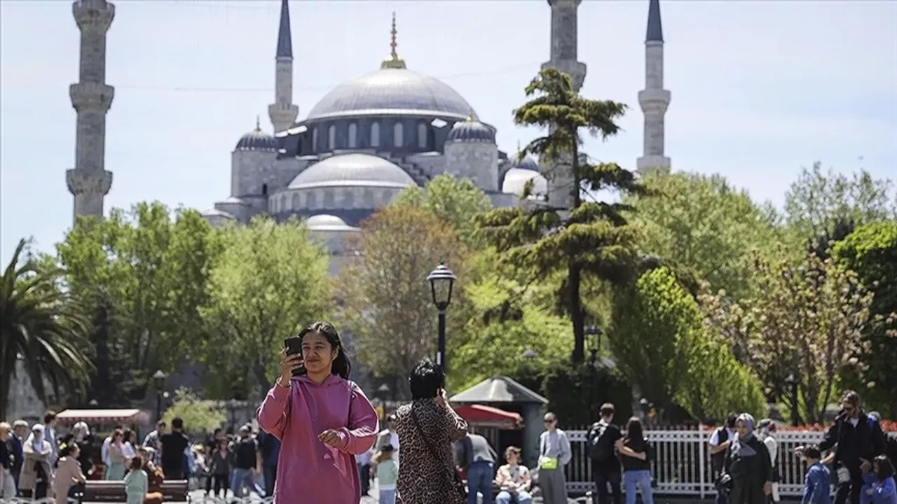Türkiye depreme rağmen turist çekmeyi sürdürüyor
