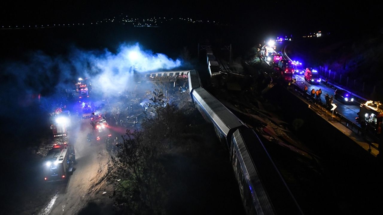 Yunanistan'da iki tren çarpıştı: Çok sayıda ölü ve yaralı var