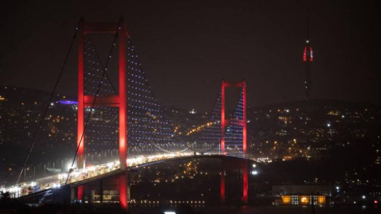 Otizme dikkati çekmek için İstanbul'da bazı köprüler ışıklandırıldı