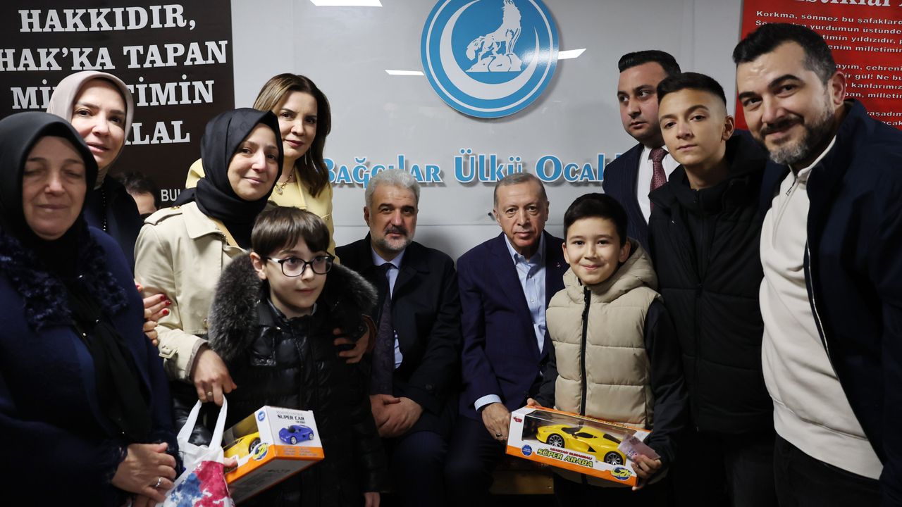 Cumhurbaşkanı Erdoğan'dan Bağcılar Ülkü Ocakları'na ziyaret