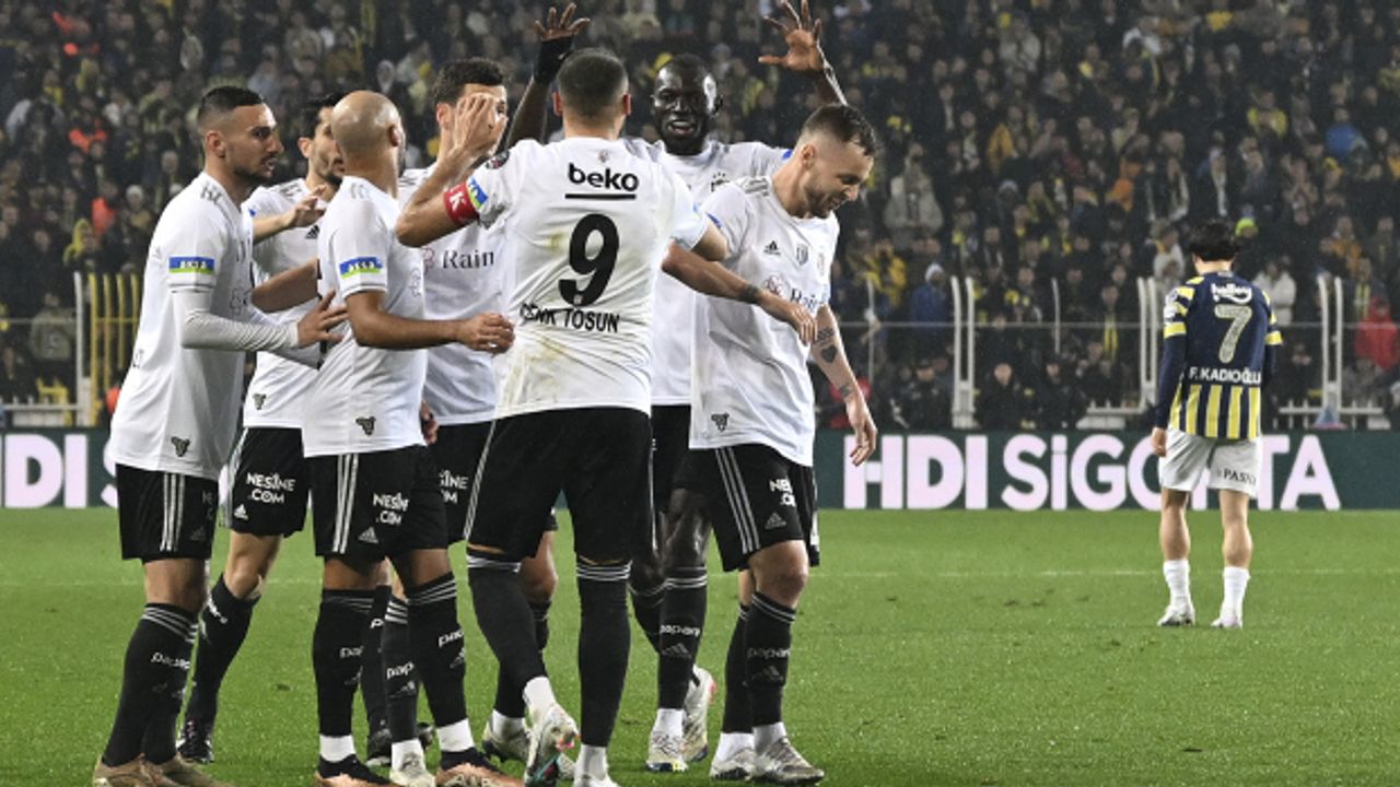Tarihi maçta Beşiktaş, Fenerbahçe'yi 4-2 ile geçti