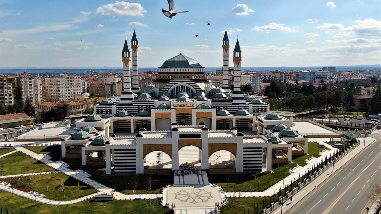 6 yıl önce temeli atılmıştı… 25 bin kişilik Selahattin Eyyubi Cami bugün açılıyor
