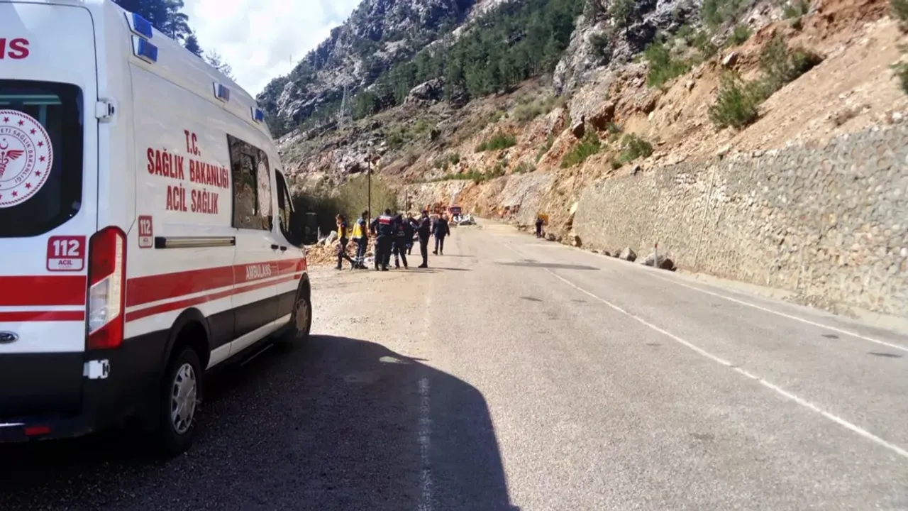 Adana'da heyelan faciası... Kaya altında kalan 4 öğretmen hayatını kaybetti