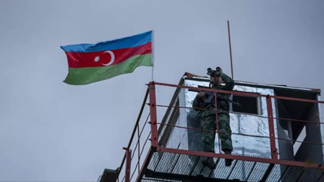 Kritik noktaya Azerbaycan bayrağı dikildi