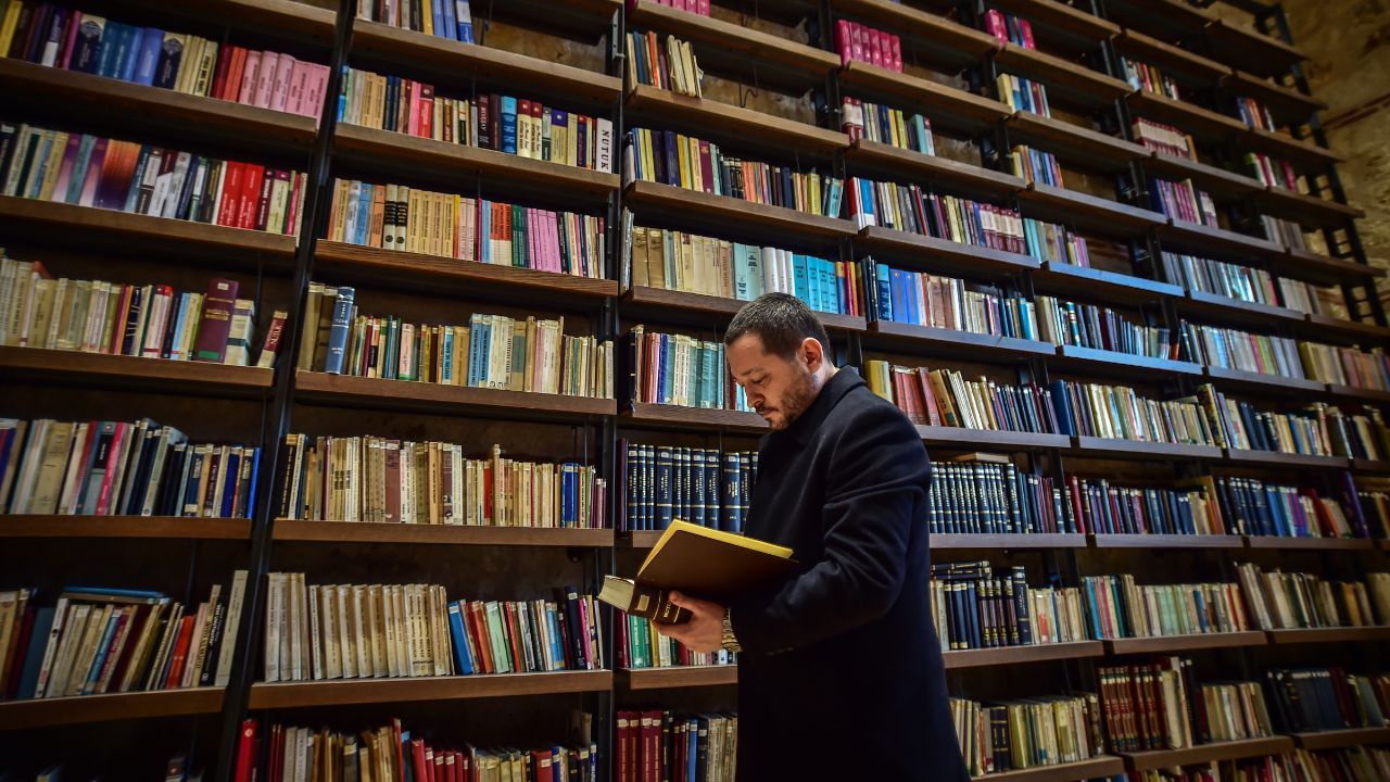 İş insanı Maks Gerşon Cumhurbaşkanı Erdoğan’ın çağrısıyla kitaplarını bağışladı