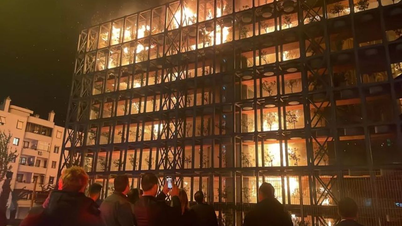 İzmir'de 8 katlı binada korkutan yangın!