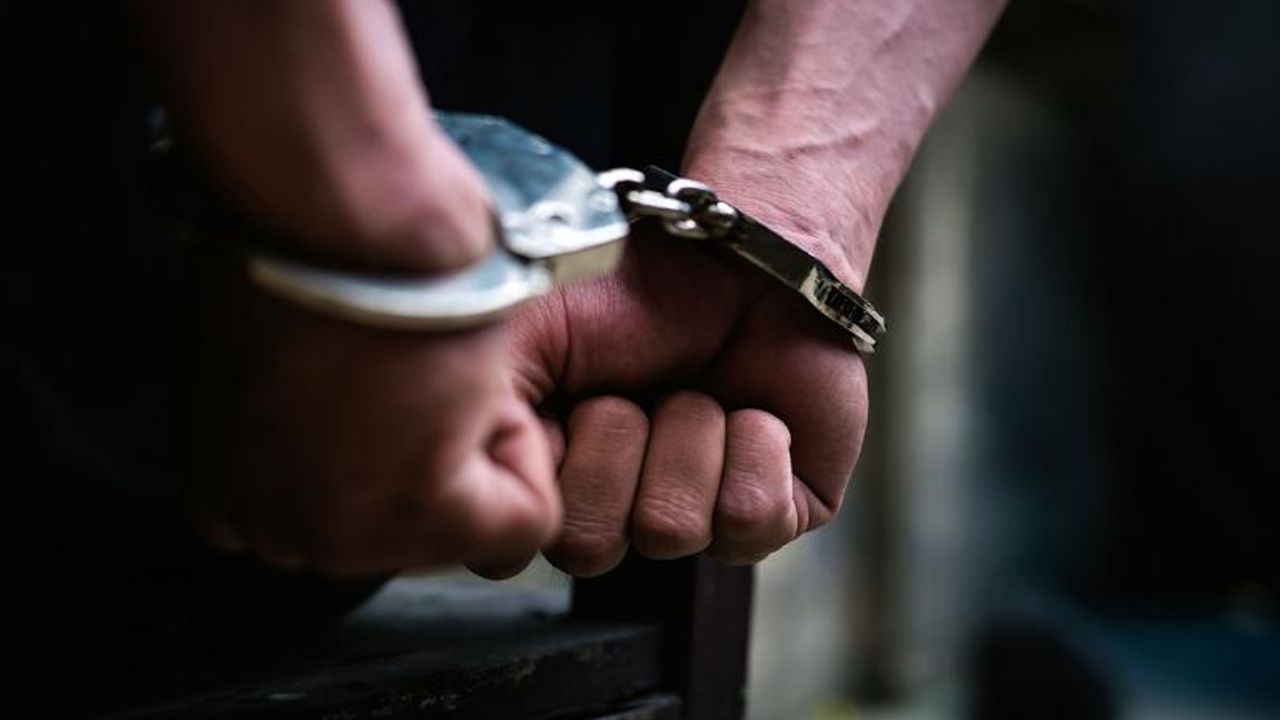İzmir'de 2 ayrı uyuşturucu operasyonunda 4 kişi tutuklandı