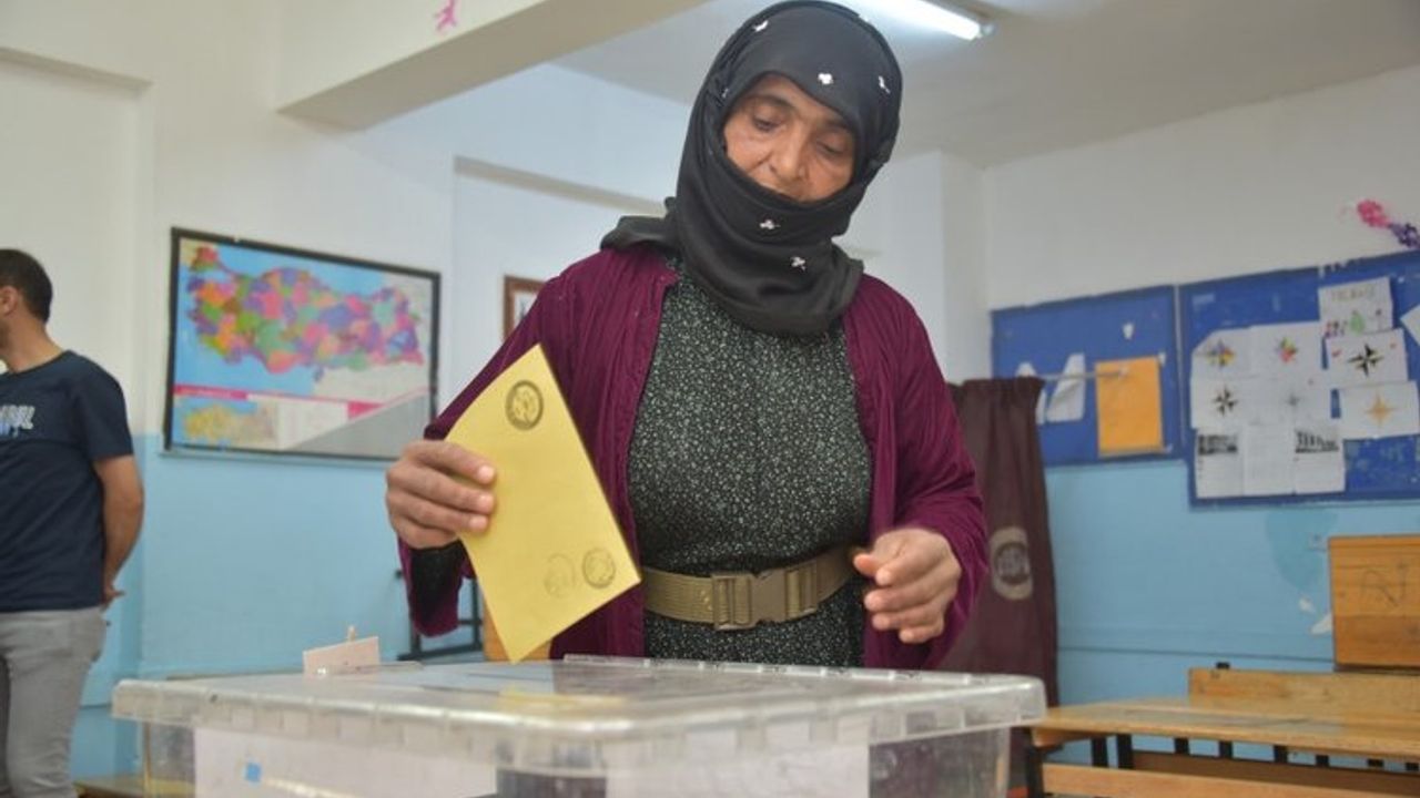Deprem bölgesinde seçim manzaraları! Vatandaşlar sandık başına akın etti
