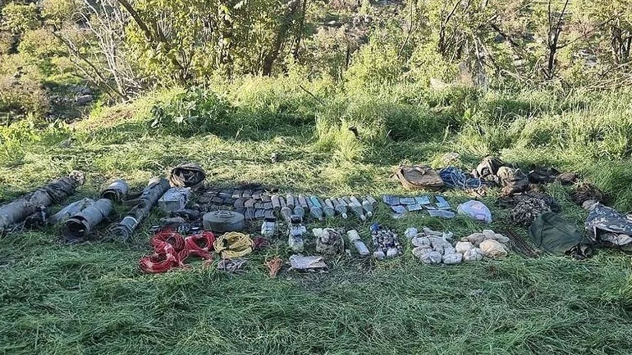 Pençe-Kilit bölgesinde teröristlere ait silah ve mühimmat ele geçirildi