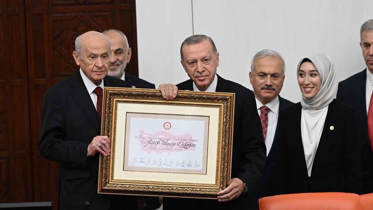 Cumhurbaşkanı Erdoğan mazbatasını MHP lideri Devlet Bahçeli'den aldı
