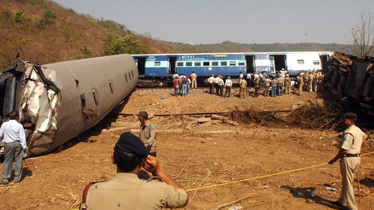 Hindistan'da 3 tren birbirine girdi: 288 ölü, 900'den fazla yaralı