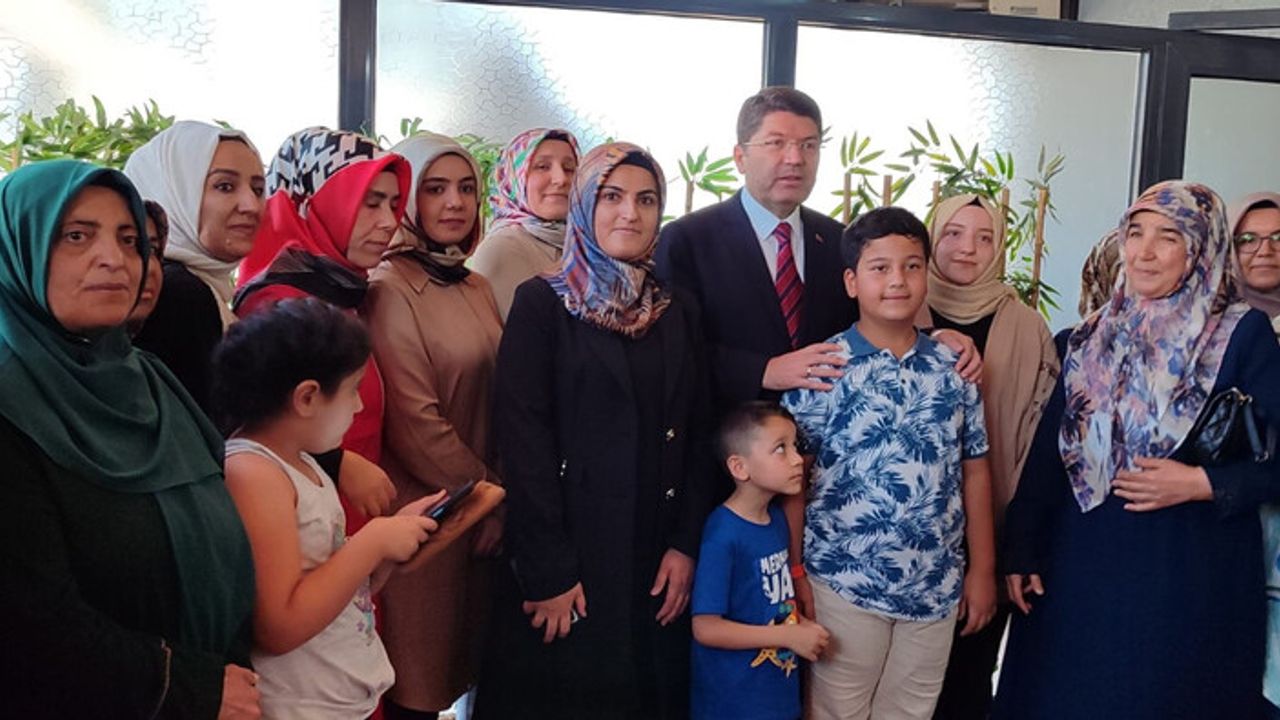 Adalet Bakanı Yılmaz Tunç depremzedeleri ziyaret etti