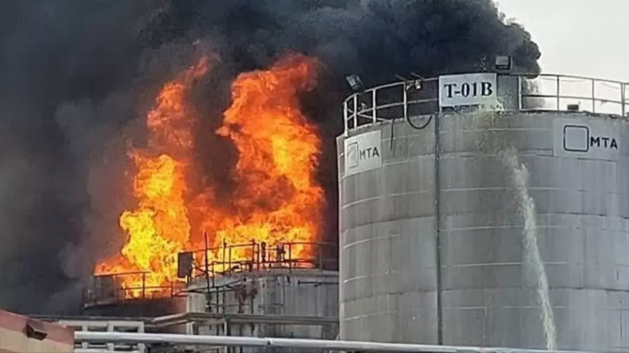İran'da petrol rafinerisinde yangın