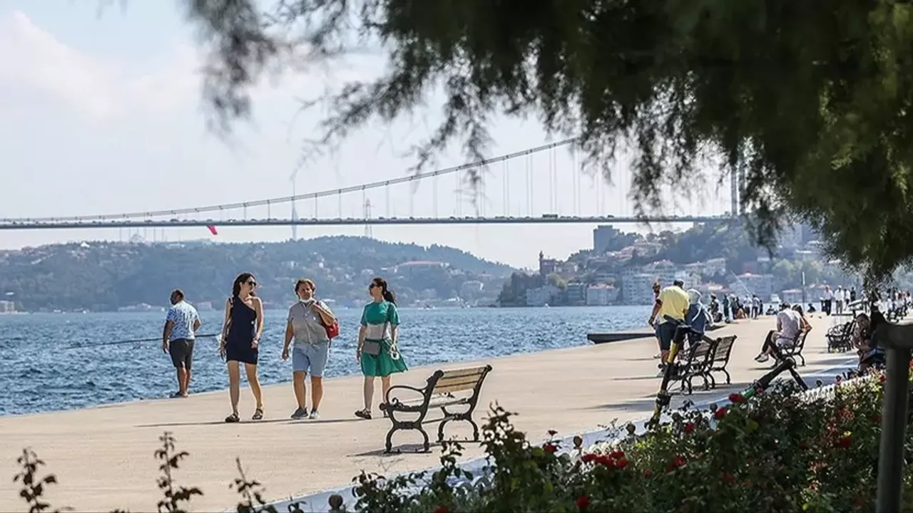 Vatandaşlar sahillere akın etti! İstanbul en sıcak günlerinden birini yaşıyor